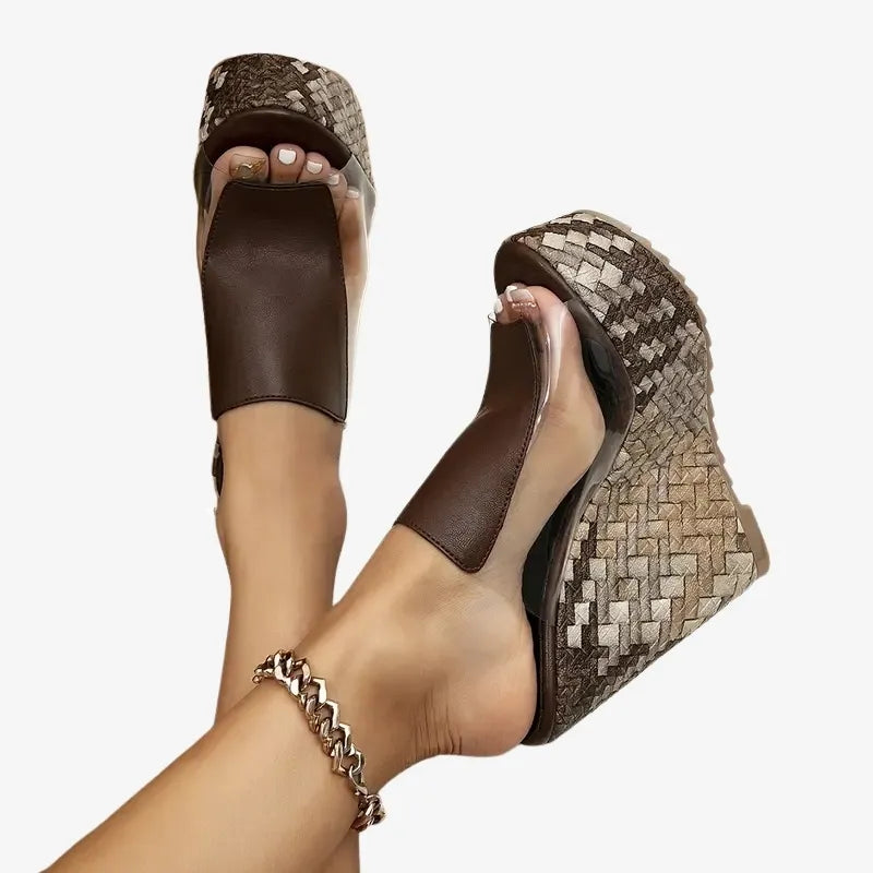 Mules à Talons Compensés Tressés – Élégance et Originalité