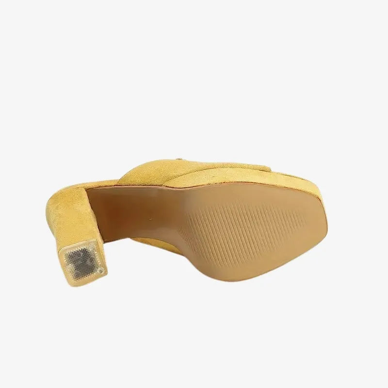 Mules à Talons Hauts avec Chaîne Dorée – Élégance et Modernité