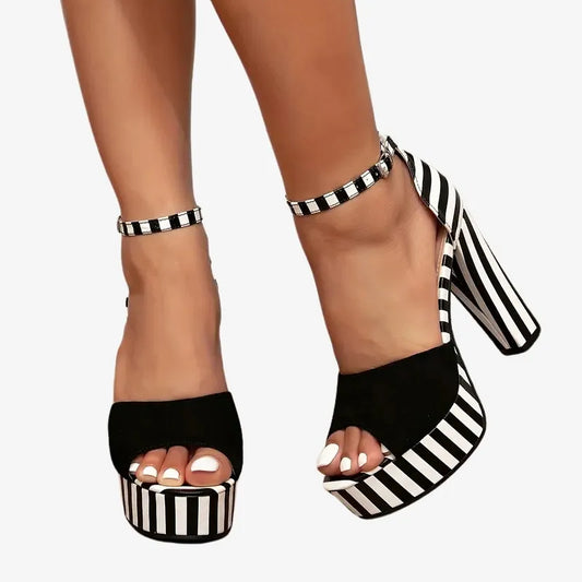 Sandales à Talon Épais Rayées – Un Style Audacieux et Élégant