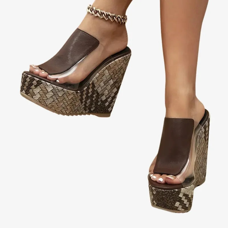 Mules à Talons Compensés Tressés – Élégance et Originalité