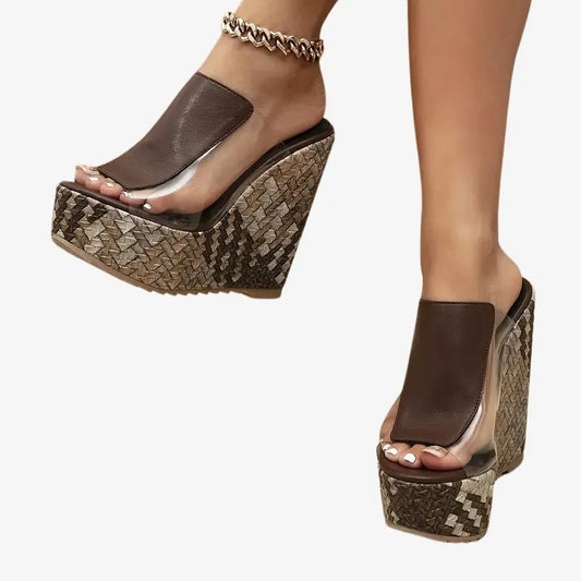 Mules à Talons Compensés Tressés – Élégance et Originalité