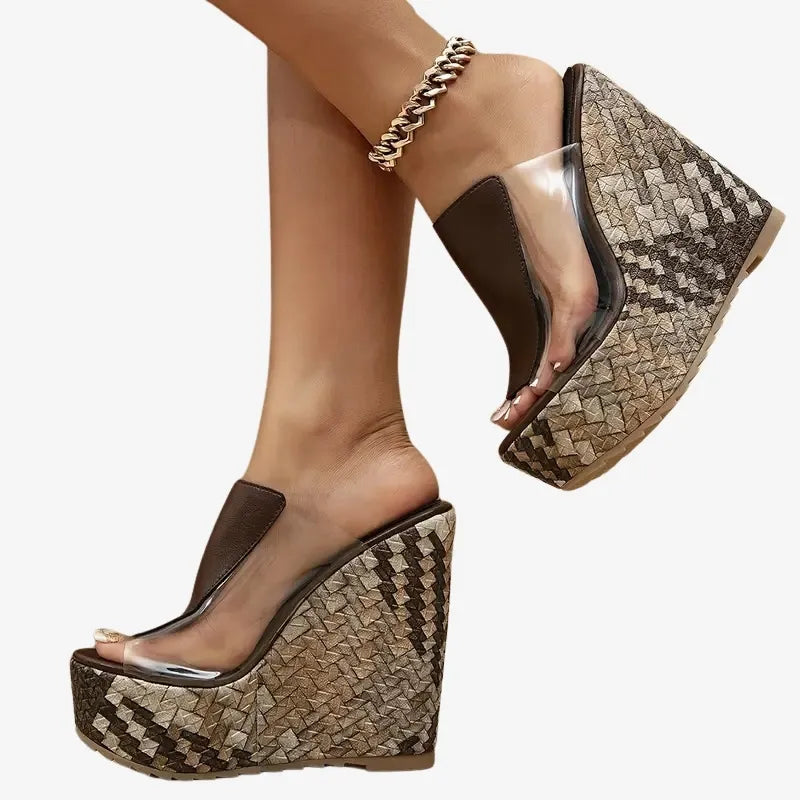 Mules à Talons Compensés Tressés – Élégance et Originalité