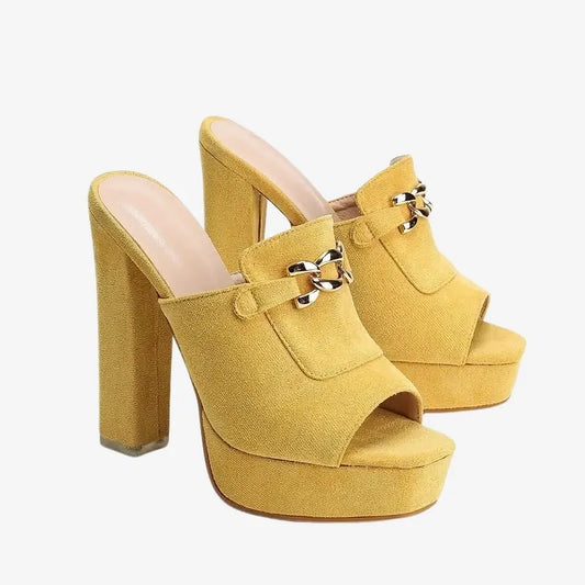 Mules à Talons Hauts avec Chaîne Dorée – Élégance et Modernité