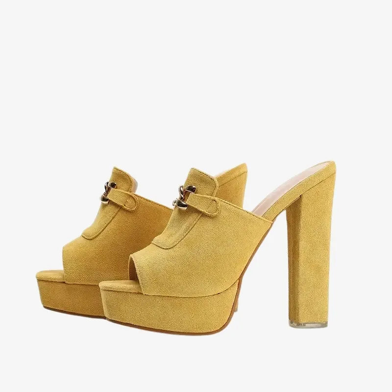 Mules à Talons Hauts avec Chaîne Dorée – Élégance et Modernité